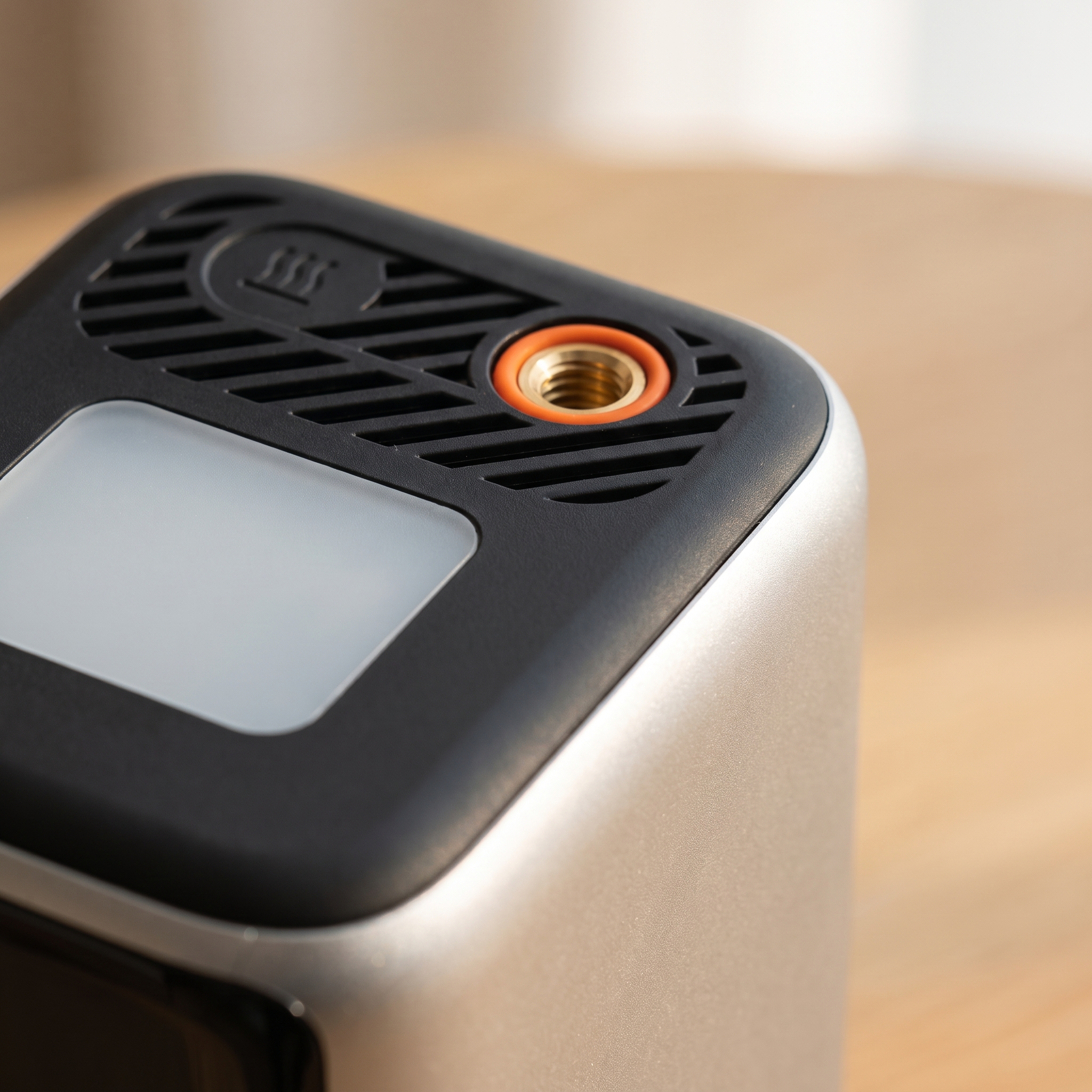 Close-up of the JumpAir Pro brushed metal frame, cooling vents and air outlet